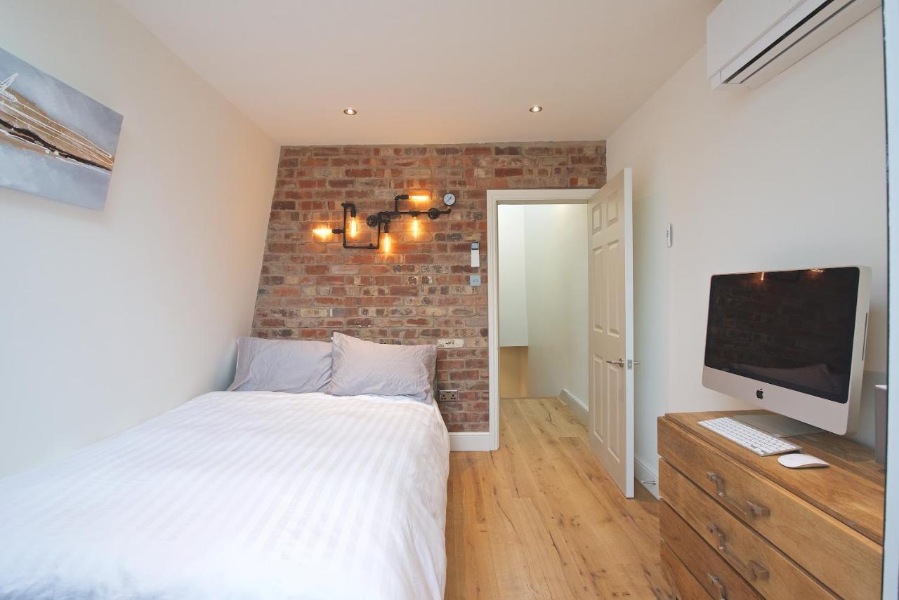 Modern Bedroom In !! Gazde/Camere de închiriat Londra