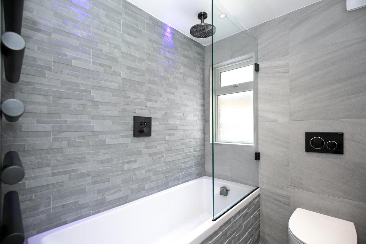 Modern Bedroom In !! Londra