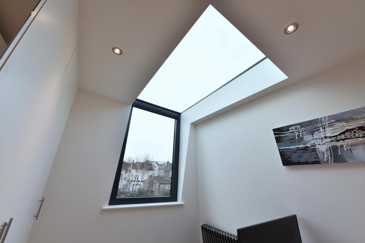 Modern Bedroom In !! Gazde/Camere de închiriat Londra