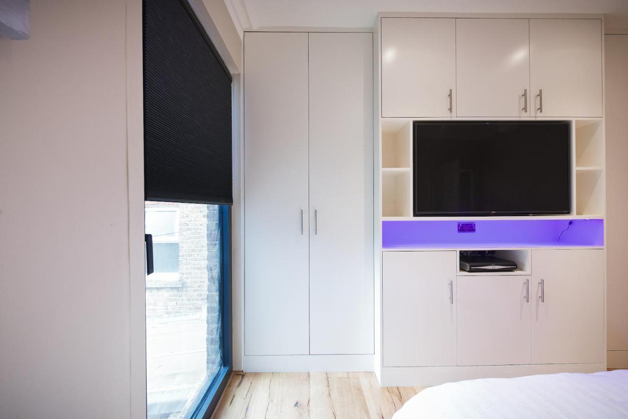 Modern Bedroom In !! * Londra