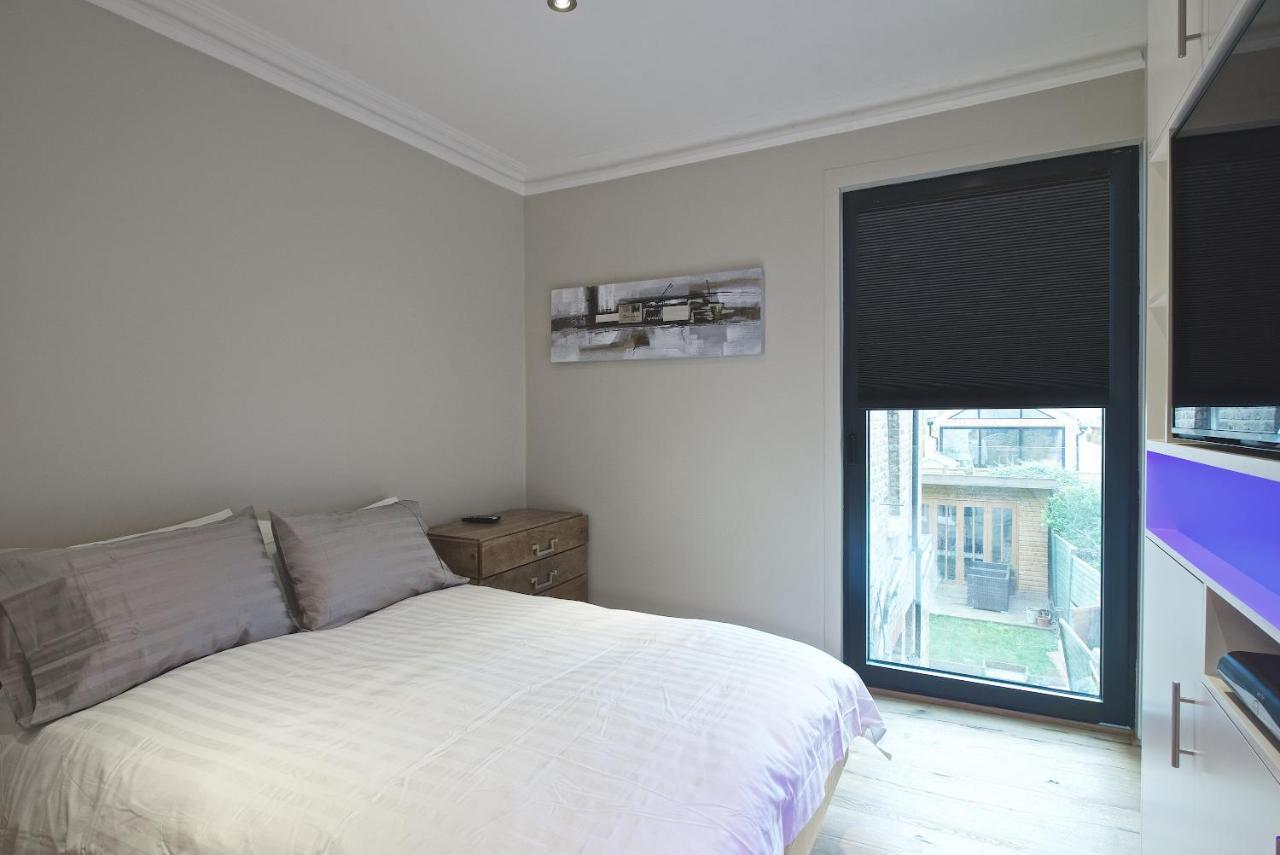 Modern Bedroom In !! Londra